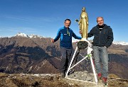 40 Alla Madonnina di vetta del Pizzo Baciamorti (2009 m), con Pier,  vista in Tre Signori